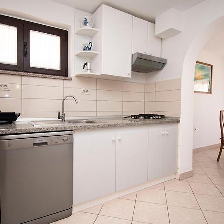 Holiday Apartment 50M From The Beach Pjescana Uvala Exterior photo