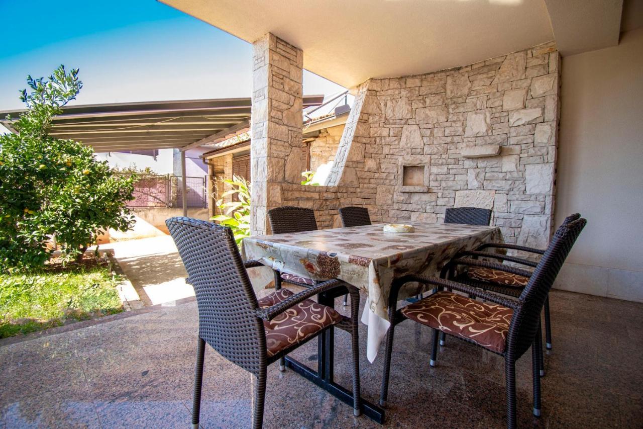 Holiday Apartment 50M From The Beach Pjescana Uvala Exterior photo