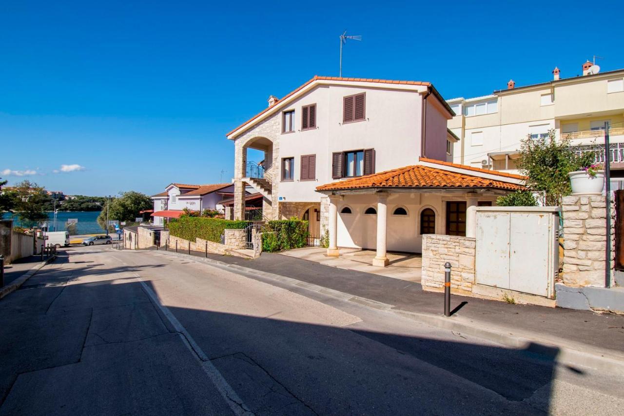 Holiday Apartment 50M From The Beach Pjescana Uvala Exterior photo