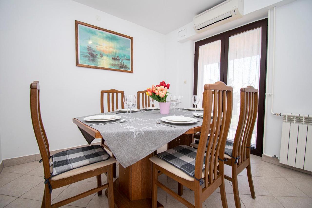 Holiday Apartment 50M From The Beach Pjescana Uvala Exterior photo