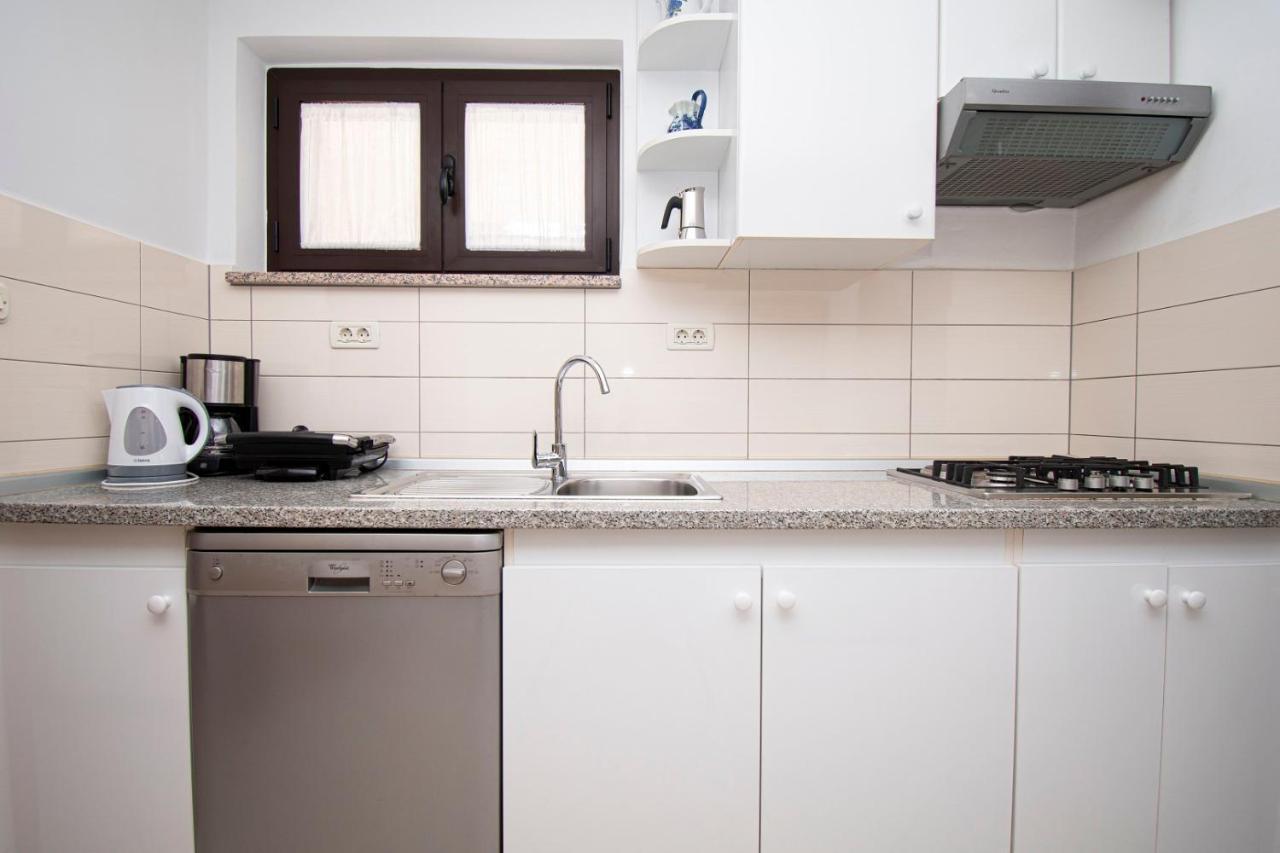 Holiday Apartment 50M From The Beach Pjescana Uvala Exterior photo