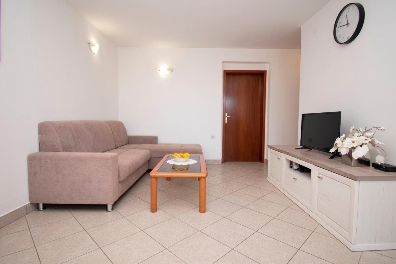 Holiday Apartment 50M From The Beach Pjescana Uvala Exterior photo