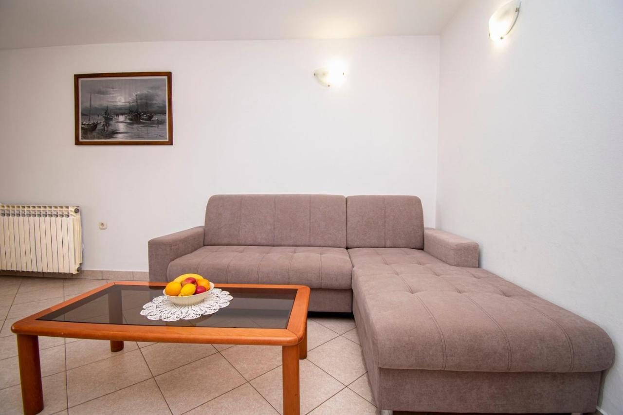 Holiday Apartment 50M From The Beach Pjescana Uvala Exterior photo